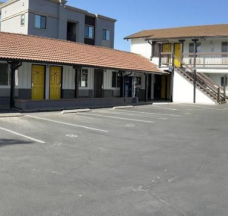 Escondido Inn Экстерьер фото